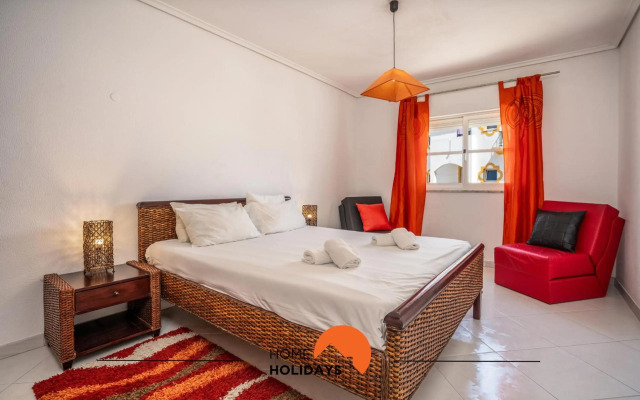 #075 Flat Near Strip Albufeira and 5m Beach