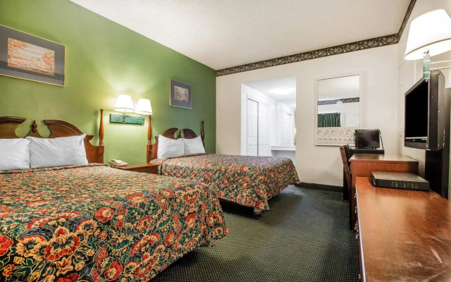 Rodeway Inn near Melrose Ave