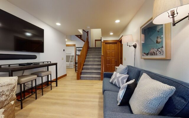 Timbers 6 Updated and Pet-Friendly, Private Jacuzzi, Private Garage by RedAwning