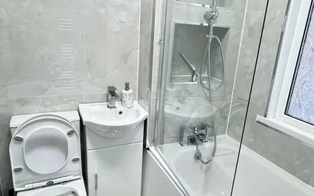 Charming Luton Home for Families & Business Stays