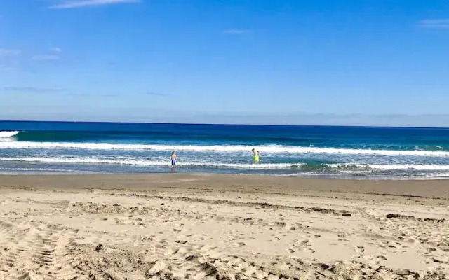 2-bed Apartment 10 min Drive to the Beach!