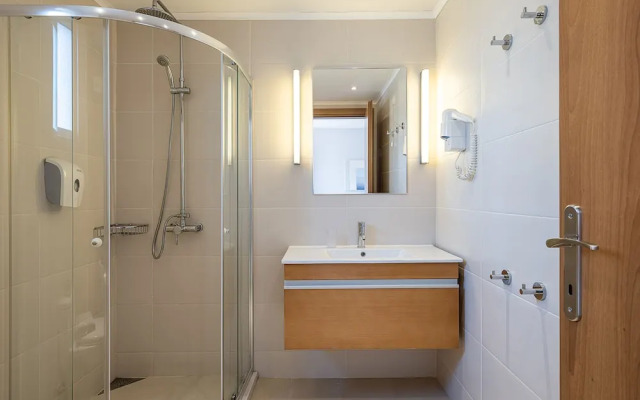 Отель Caldera Beach