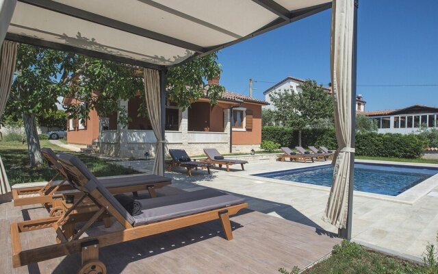 Cozy Villa in Peroj with Pool and Parasol