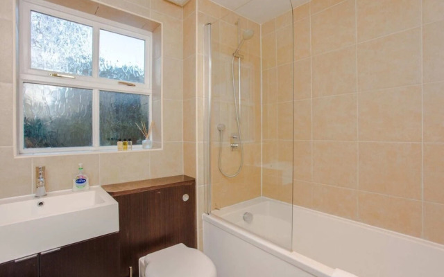 Contemporary 1 Bedroom Flat in Camberwell Oval