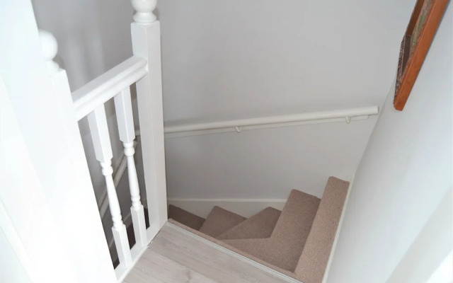 Entire 2 Bedroom House Near City Centre