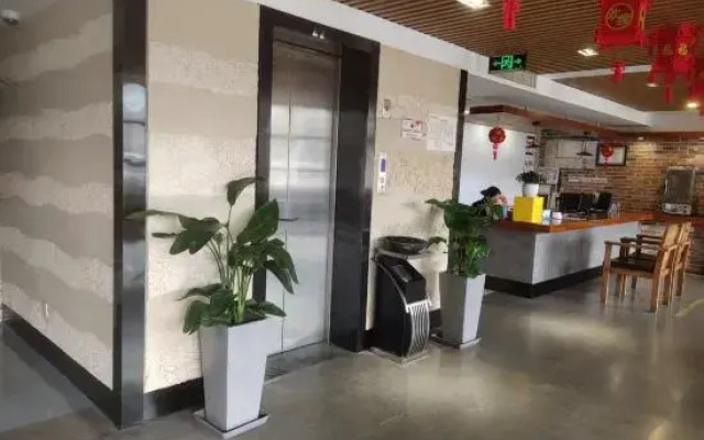 Pai Hotel (Xinchang Qixing Residential District Branch)