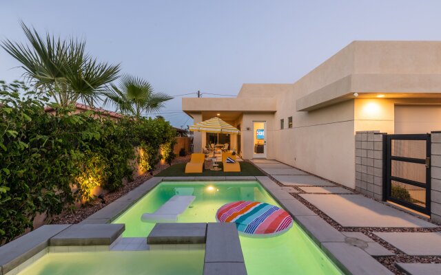 Classic Modern La Quinta Home| Mins to Coachella w/ Pool ❤ By AvantStay