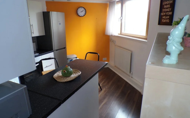 Chelsea Orange Apartment Sleeps10-petsok-parking