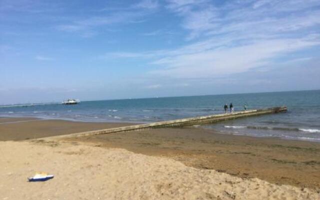 Signora Ruth - Aprilia Residence