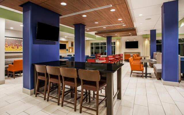 Holiday Inn Express & Suites Lexington Park-California, an IHG Hotel