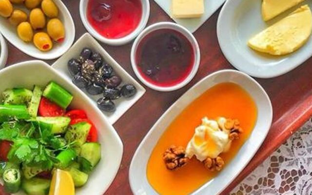 Saki Alaçatı Otel & Meyhane