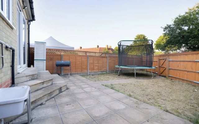 D'luxe 5 Beds Home in Isleworth London