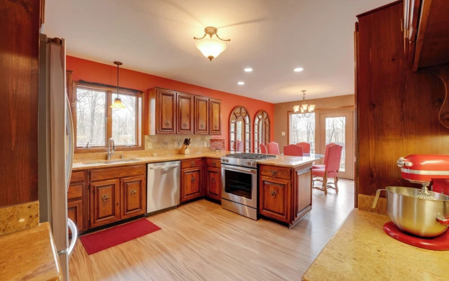 Stunning Southaven Estate: Pool & Spacious Deck!