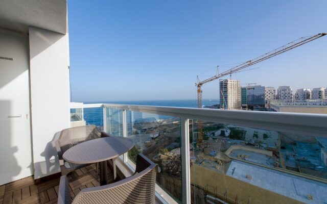 Stylish Seaview Apartment In a Prime Location