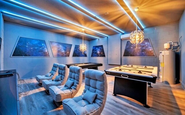 2089elcir 8 Bedroom Villa by RedAwning