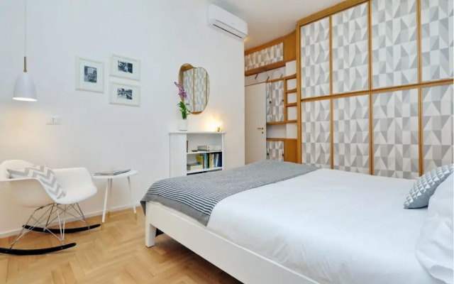 Elegant flat for 8 near Colosseum