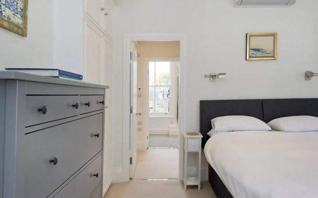 Spacious 4 Bed House, Battersea