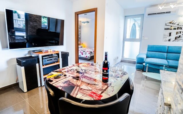 Modern apt Close to Znjan Beach, With big Terrace