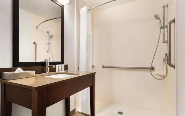 Country Inn & Suites by Radisson, Savannah Midtown, GA