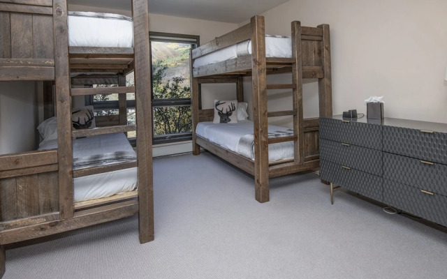 814 Eagle Dr. 4 Bedroom Home by RedAwning