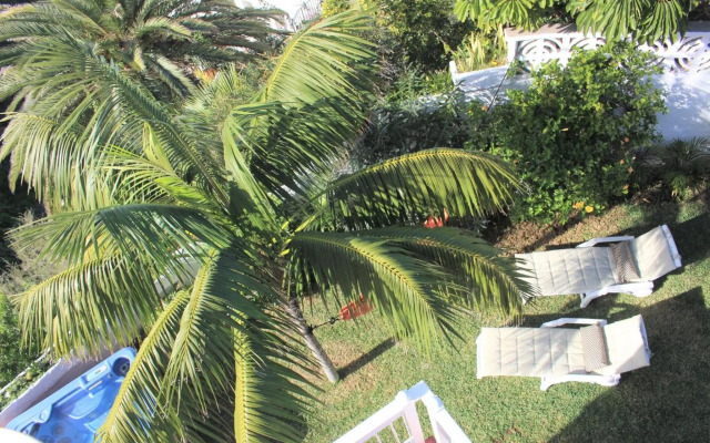 Villa in protected space in front of the sea