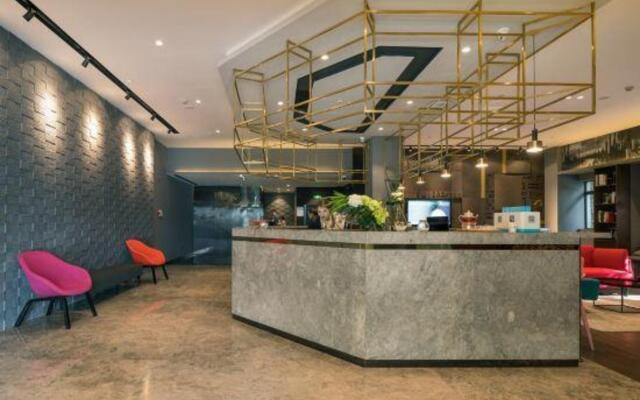 Wanhe Zhizhen Hotel (Shanghai Sun Moonlight Dapuqiao Subway Station)