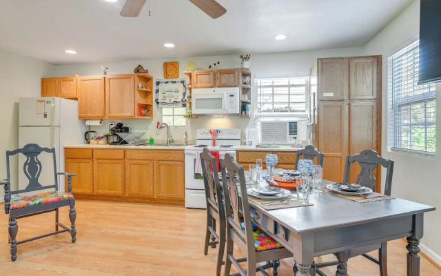Private Beach Pass: Cozy Galveston Apartment!