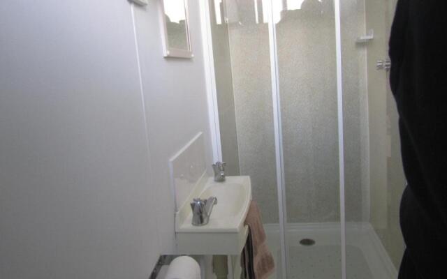 The Highlander Motel - 24HR Check In