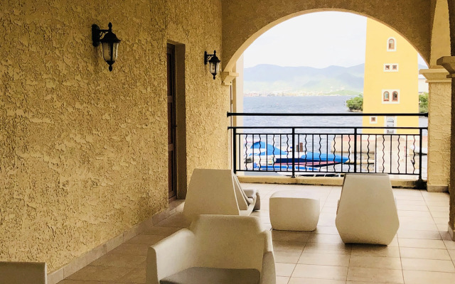 Savana at Porto Cupecoy Marina