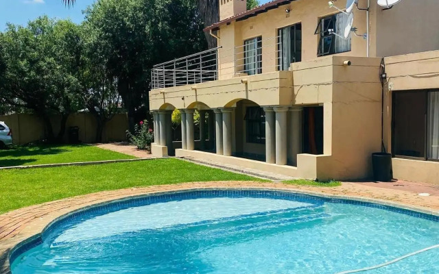 Selina Airport Lodge #Emzini