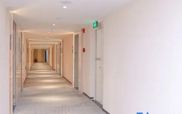 Radisson Blu Hotel (Wuhan University of Science and Technology Qingshan Campus)