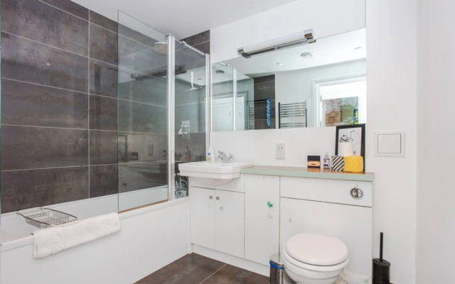 Cosy 2 Bedroom Apartment With Great Outdoor Balcony