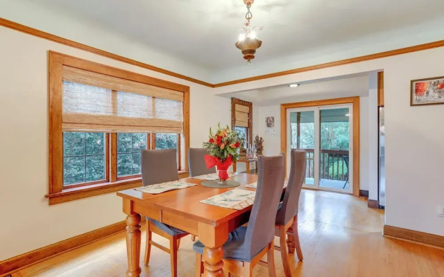 Charming Tudor-style Apt Near Green Lake!