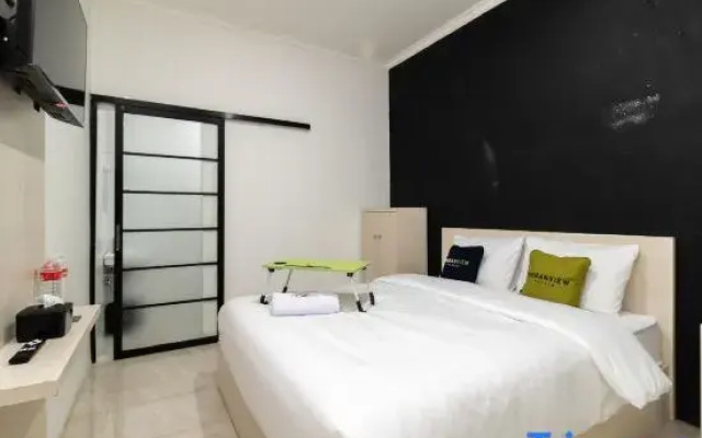 Urbanview Hotel Bizhome Artha Gading Boulevard by RedDoorz