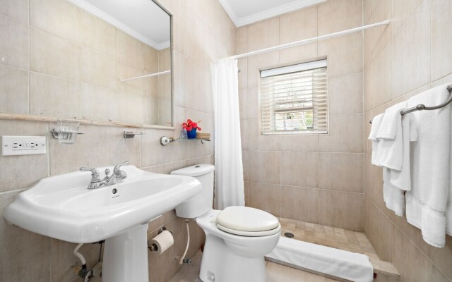 Hut Pointe #1 2 Bedroom Apts