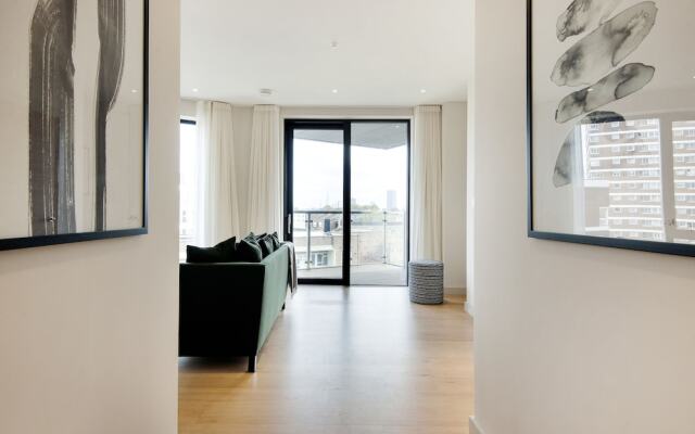 Contemporary Victoria Home by the River Thames