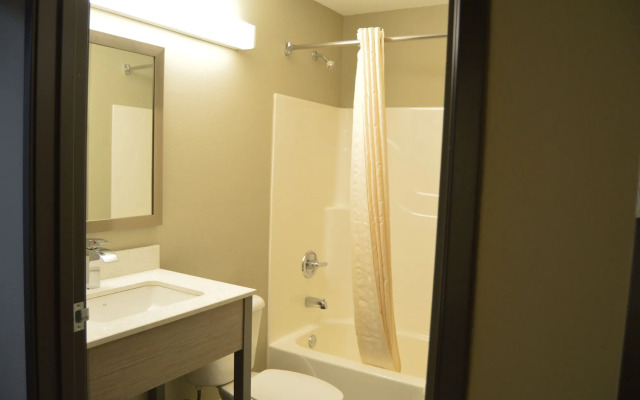 Quality Inn & Suites Grove City - Outlet Mall
