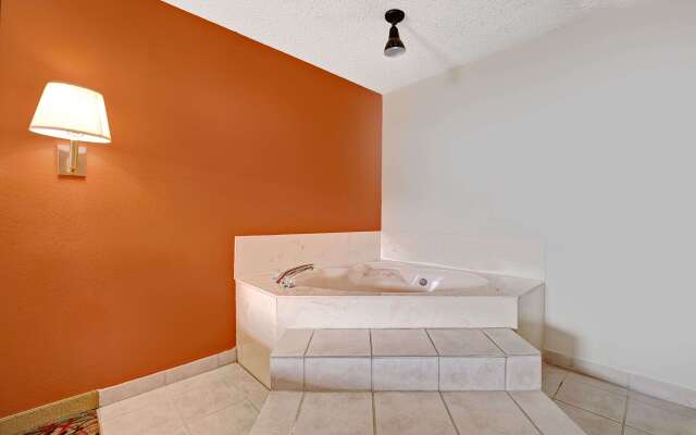Super 8 by Wyndham Dallas South