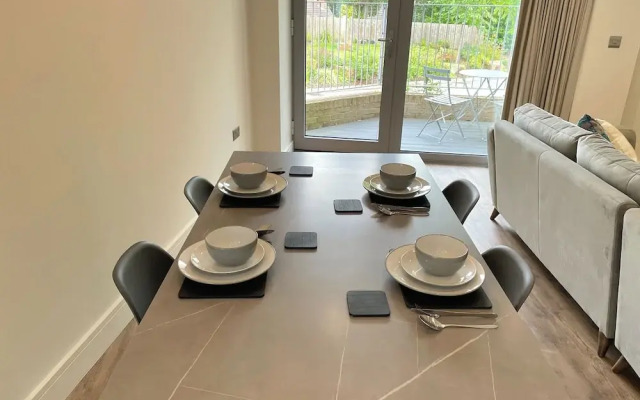 Modern and Sleek 2 Bed Apartment