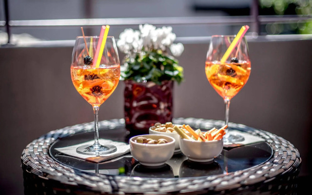 Uve Rooms & Wine Bar