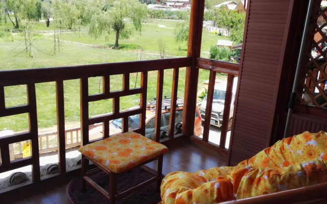 Luguhu Lakeside Apu Guest House