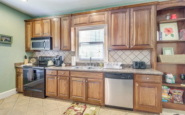 Main Street Home: 1 Mile to Callaway Gardens