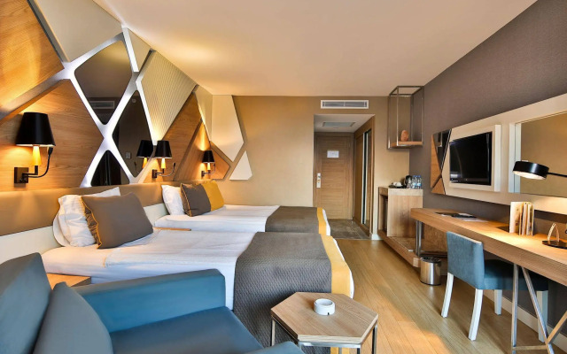 Saturn Palace Resort 