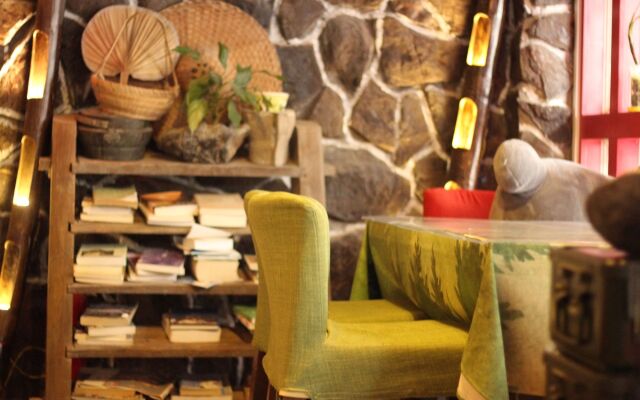 Many People Inn Shen Shan Road