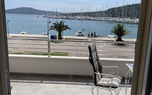 Seafront apt With Terrace, 4 Bedrooms and Mooring
