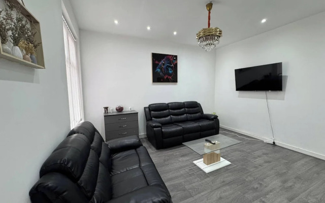 Housesleeps9-patio-parking-familyok