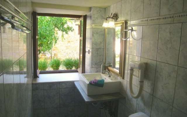 Adamantia Hotel