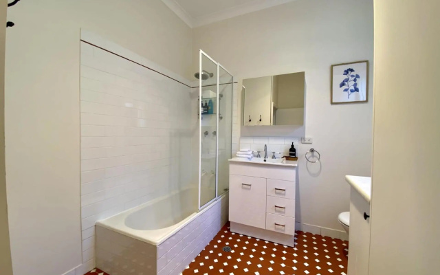 Roseland Cottage - Central Location – Bathroom – Orange
