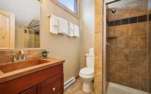 4 O'clock Lodge A16 1 Bedroom Condo by RedAwning