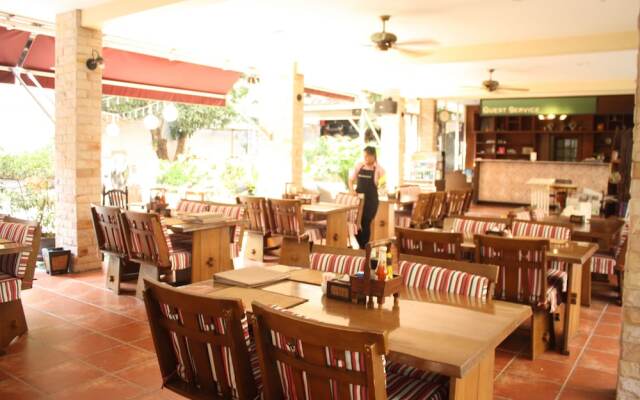 Feung Nakorn Balcony Rooms and Cafe